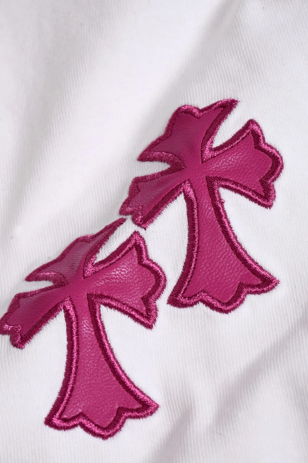 P170 Chrome Hearts CH Cross 26SS New product is hot at the same time💥 Early spring classic style Colorful double cross on the chest 🪡 Embroidery Large logo cross on the back Horseshoe and leather willow ding Sanskrit ✝️🪡 Embroidery Round neck short-sleeved T-shirt, a popular style, a style that both men and women like, the same style for men and women, 100% chance of turning heads when you wear it when you go out! It’s all about being handsome. The designer’s classic sense is precisely grasped. The whole piece of clothing is heavy. Industrial washing process. Ready-made garments are dyed + sprayed for a horse effect. The double-wash process is very recognizable. It uses heavy washing to make it distressed. The edges of the patch are slightly rolled and naturally distressed. It has a three-dimensional sense of layering and a little damage. It is very visually lethal. It adheres to Kroxin's consistent rough style. The chest and back are large, and the horseshoe flower printed patch pattern is embroidered and decorated. It is also decorated with silver metal engraved distressed buttons. The classic elements full of brand recognition instantly enhance the overall sense of grade and specification. Its texture is quite high-end! The overall feeling is high-end, simple and elegant, with silver hardware accessories, a full set of customized accessories, and the pattern of the entire dress is all decorated with patchwork three-dimensional embroidery technology, which is the finishing touch of the entire dress. The design on the back is even more eye-catching! ! This full back is so cool, it’s full of design, and the overall upper body style highlights fashion and individuality. Wearing it together as a couple is even more popular on the street. I recommend the early autumn sweatshirt! ! The fabric is a unique 320g 100% cotton, which is skin-friendly, breathable, warm to the touch, has a strong texture, and has smooth lines. It can be called a back killer, which has very strict requirements on craftsmanship and cost. The smooth neckline, flat cuffs and hems, the stitches are large and tight, tight and orderly, and the details are perfect. The consistent OS version can be worn alone or layered. It is very casual, but very iconic! It is simply the flagship of high-end trendy brands and must be included in your wardrobe. It has the American fashion spirit of freedom and individuality, and is highly recognizable and stylized! Color: Black White Size: S-XL Size chart: S: Shoulder width 50-Bust 56-Length 70 M: Shoulder width 52-Bust 57-Length 72 L: Shoulder width 54-Bust 59-Length 74 XL: Shoulder width 56-Bust 62-Length 76